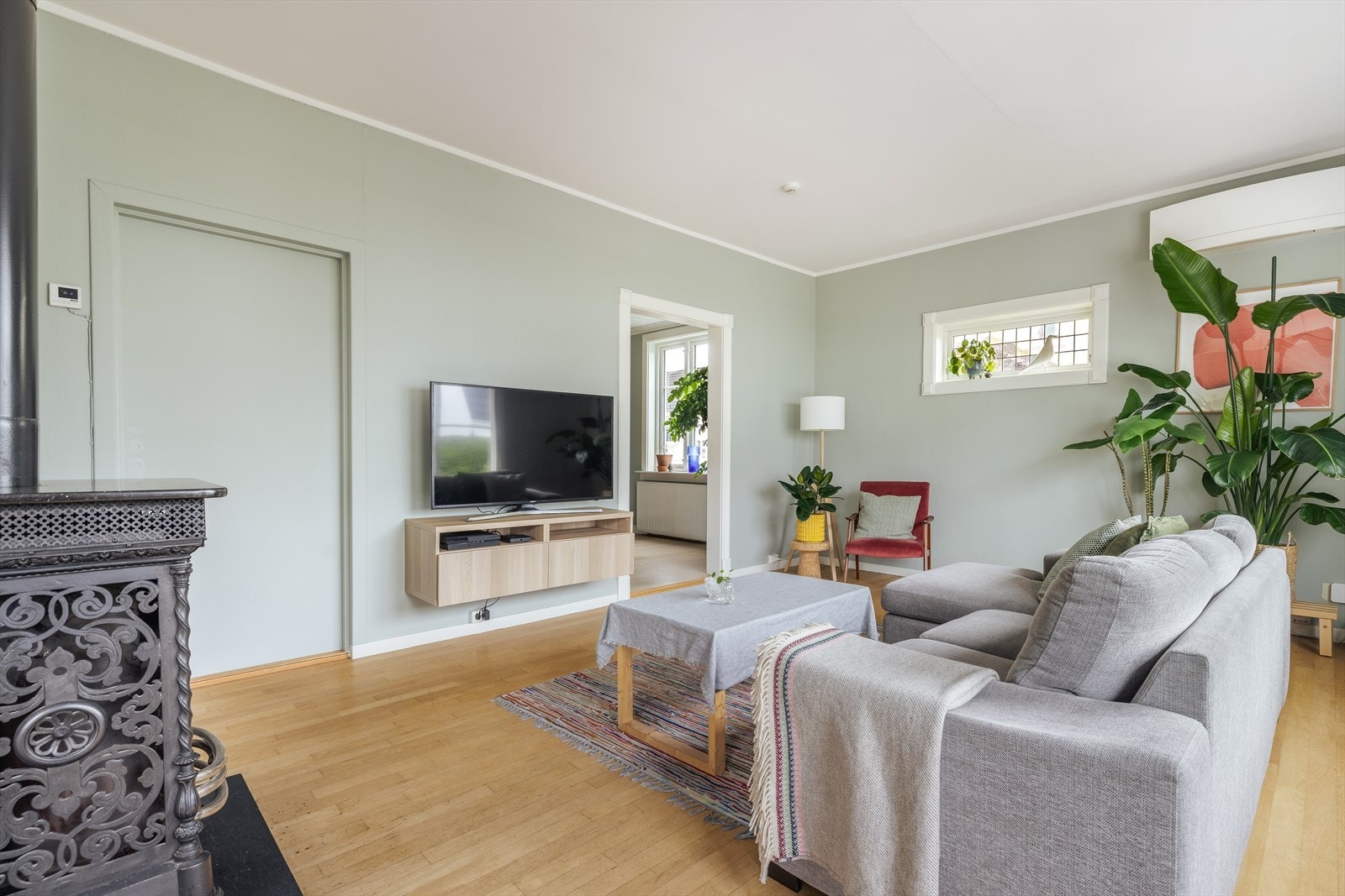 I stuen er det også montert varmepumpe i 2014 og radiatorer med vannbåren varmeforsyning, tilknyttet luft til vann varmepumpe fra 2018. Galleribilde