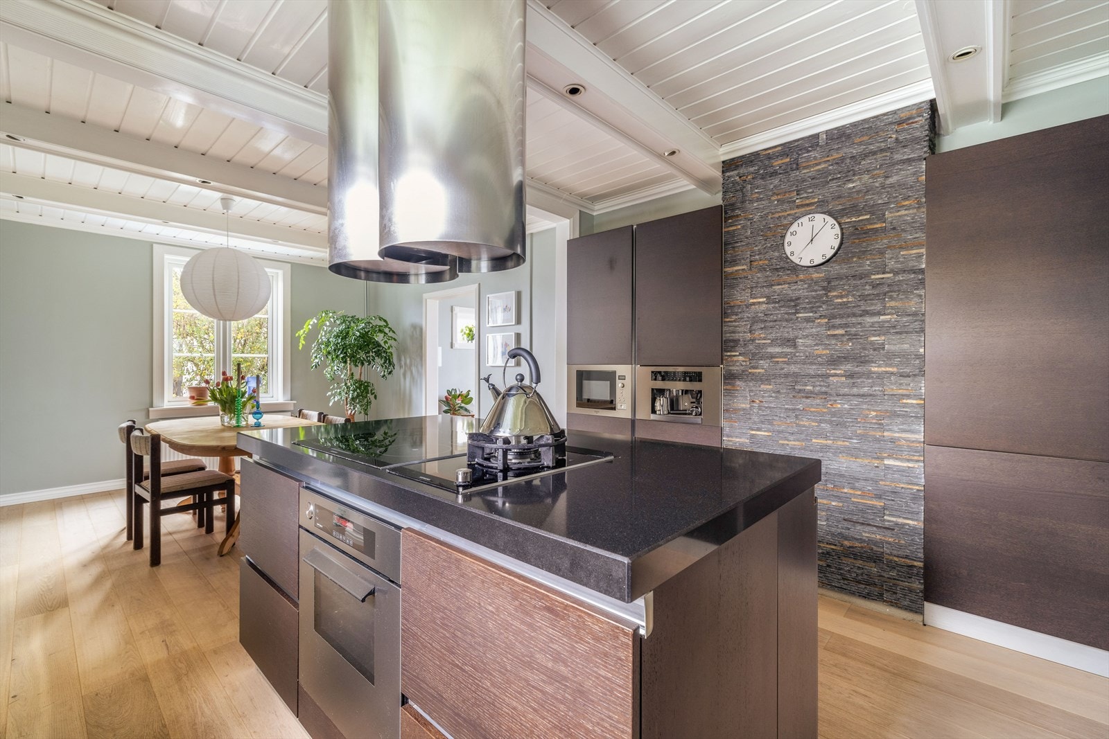 Sentralt på kjøkkenet er det etablert praktisk kjøkkenøy med integrert stekeovn, nedfelt induksjonskokeplate og nedfelt gassbluss. Galleribilde