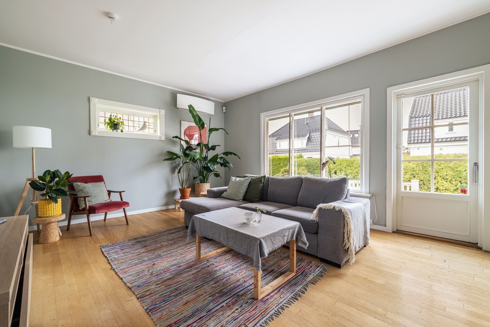 Overflater i stuen består av eikeparkett på gulv, malt plank og malt tapet på vegger, samt malt himling. Galleribilde