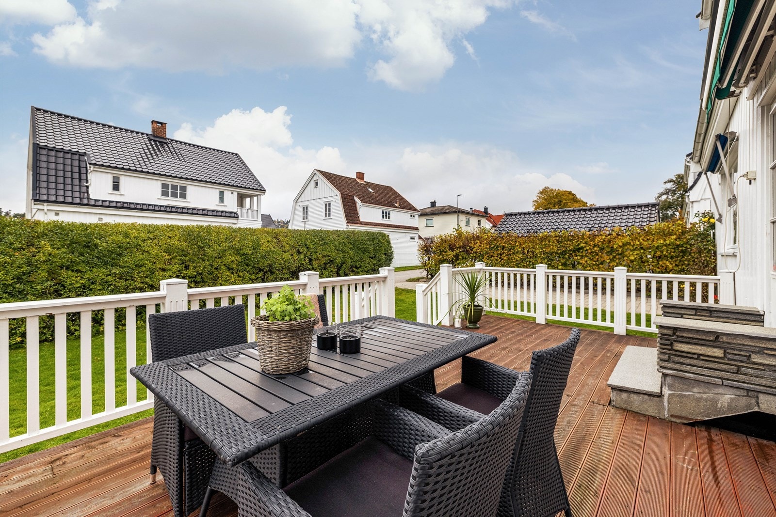 Boligen ble i 2010 påkostet ny taktekking med glasert takstein, undertak og lekter, samt ny trekledning på sørvegg og ny. Galleribilde