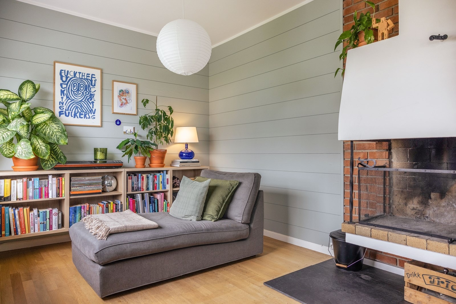 Vindusflatene slipper rikelig med naturlig lys inn i rommet og den todelte romløsningen skaper fine, definerte soner for møblering. Galleribilde