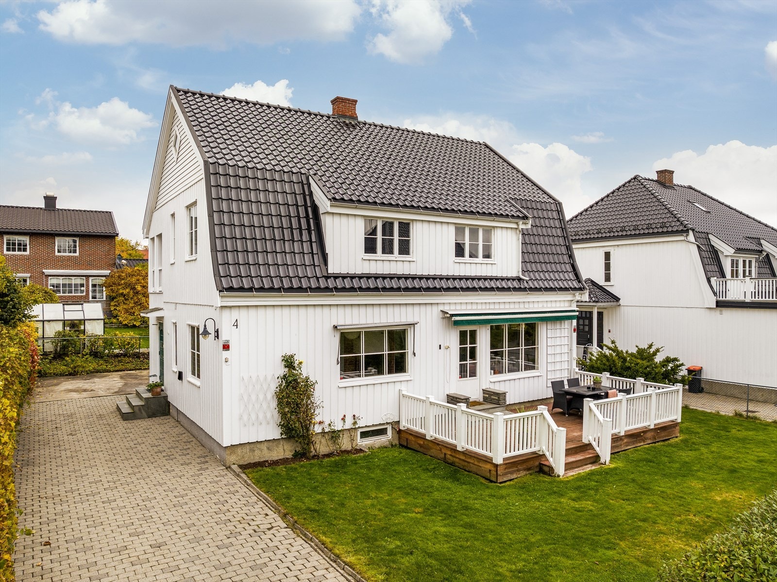 Flott innkjørsel som er pent opparbeidet med belegningsstein i 2004. Galleribilde