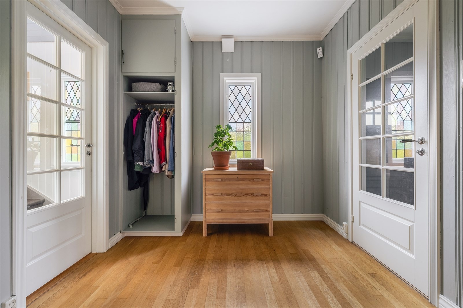 Gangareal tilliggende entré er utstyrt med praktisk, plassbygd garderobenisje. Ellers god plass til oppbevaringsmøblement. Galleribilde