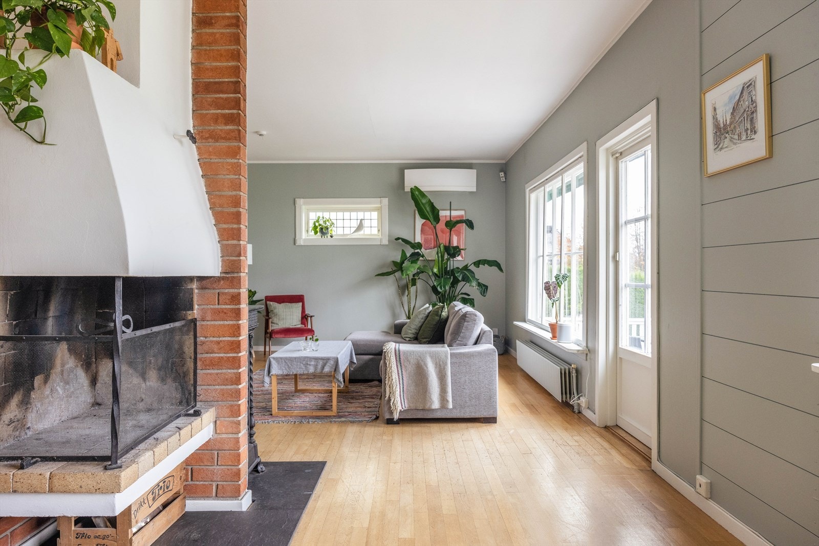 Sentralt i rommet er det etablert ildsted, med åpen, murt peis og åpen støpegods peis fra 1963. Underlagsplate av stein. Galleribilde