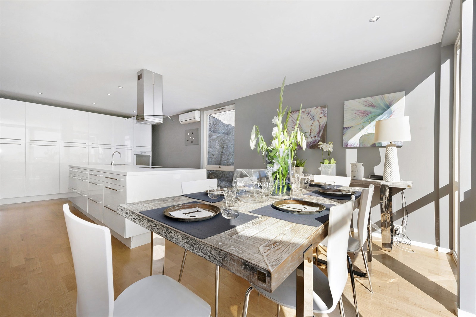 Stort og innbydende kjøkken med god plass til spisegruppe. Galleribilde