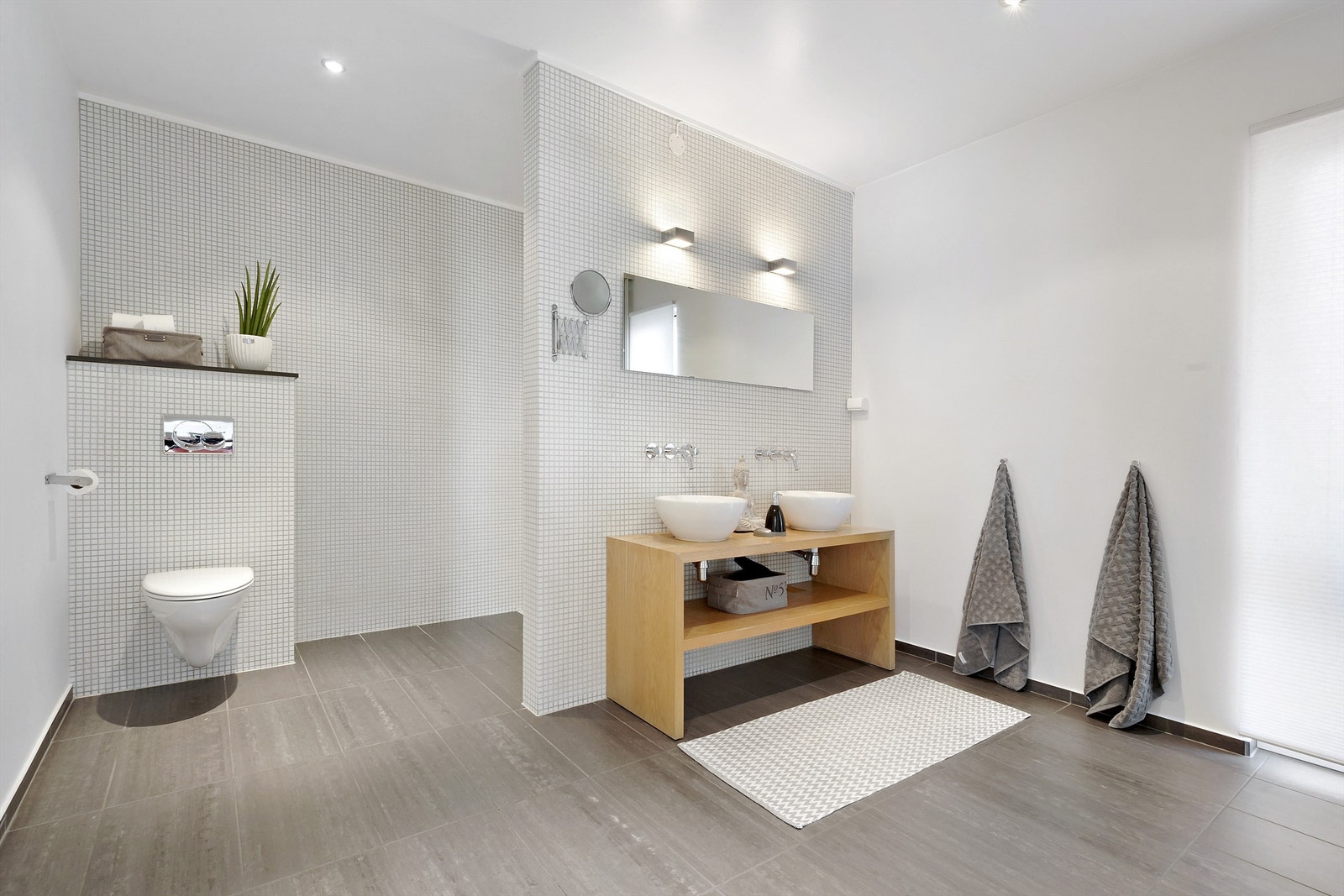 Fantastisk stort, flott og lyst bad i 1. etg. Stor dusjsone bak veggen. Galleribilde