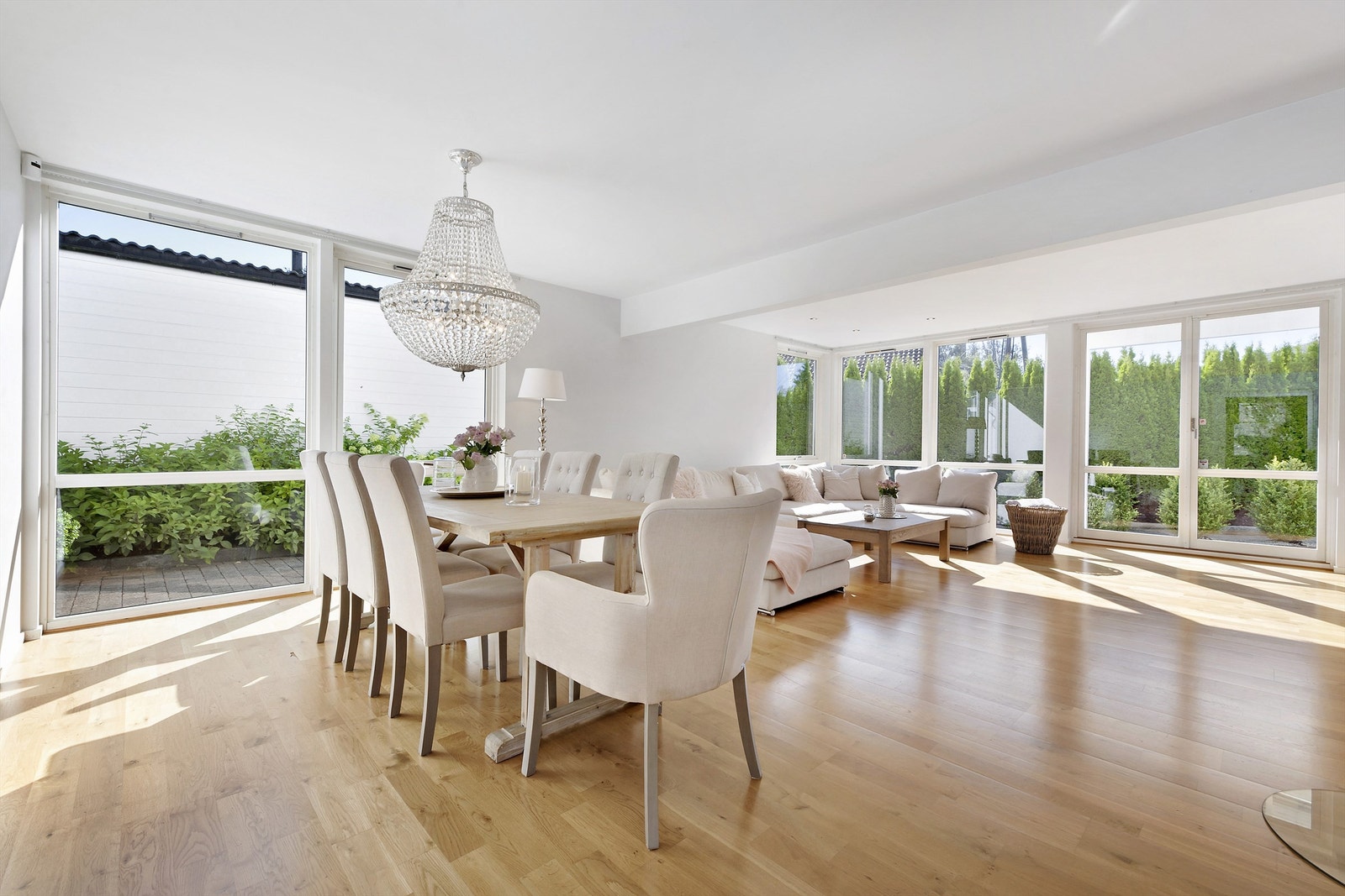 Innbydende spisestue. Her er det det bare å invitere til mange hyggelige middagsselskap. Galleribilde