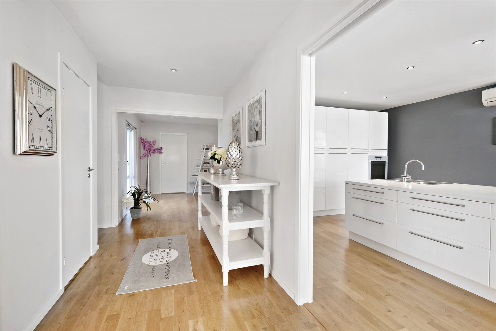 Kjøkken og gang. Galleribilde