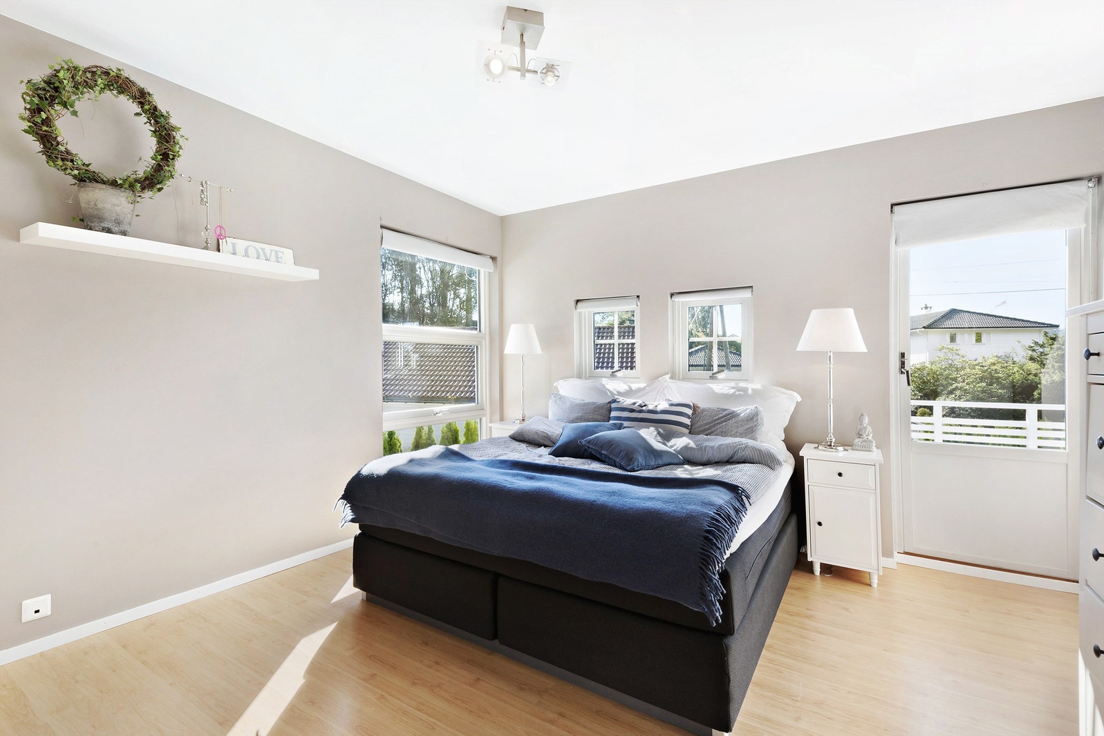 Lyst og flott soverom av god størrelse, med utgang til vestvendt-balkong. Galleribilde