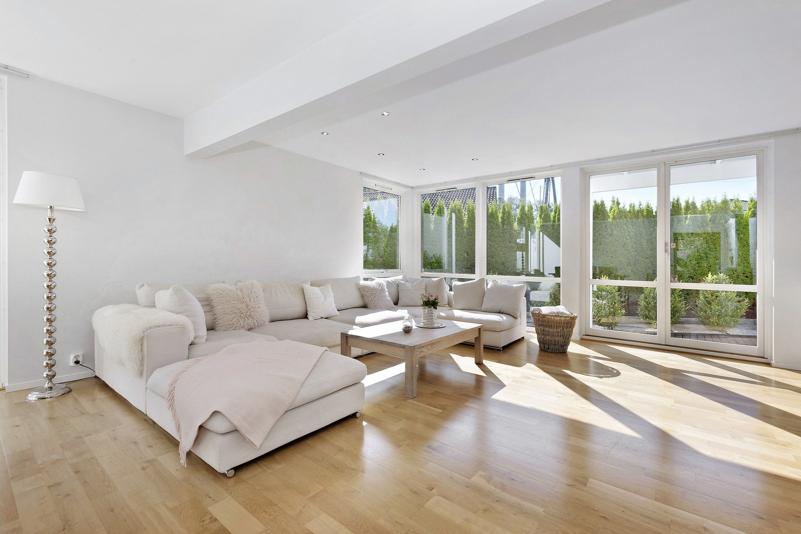 Lys og innbydende stue av god størrelse, med utgang til hage og terrasse. Galleribilde