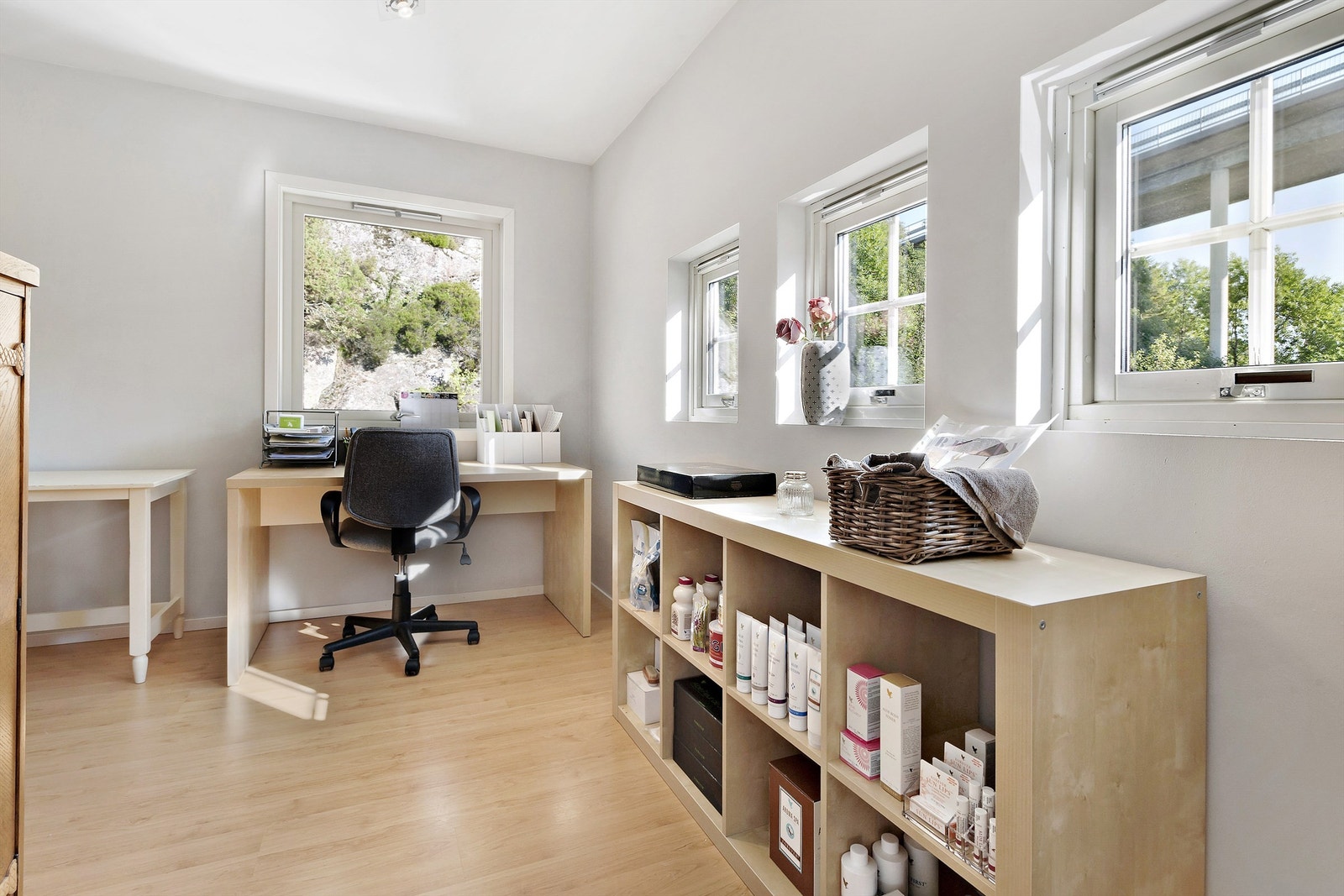 Lyst og flott soverom av god størrelse. Eventuelt hjemmekontor? Galleribilde