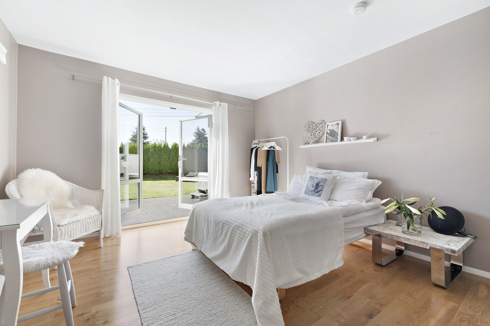 Stor og flott "master bedroom" med utgang til terrasse/hage. Galleribilde