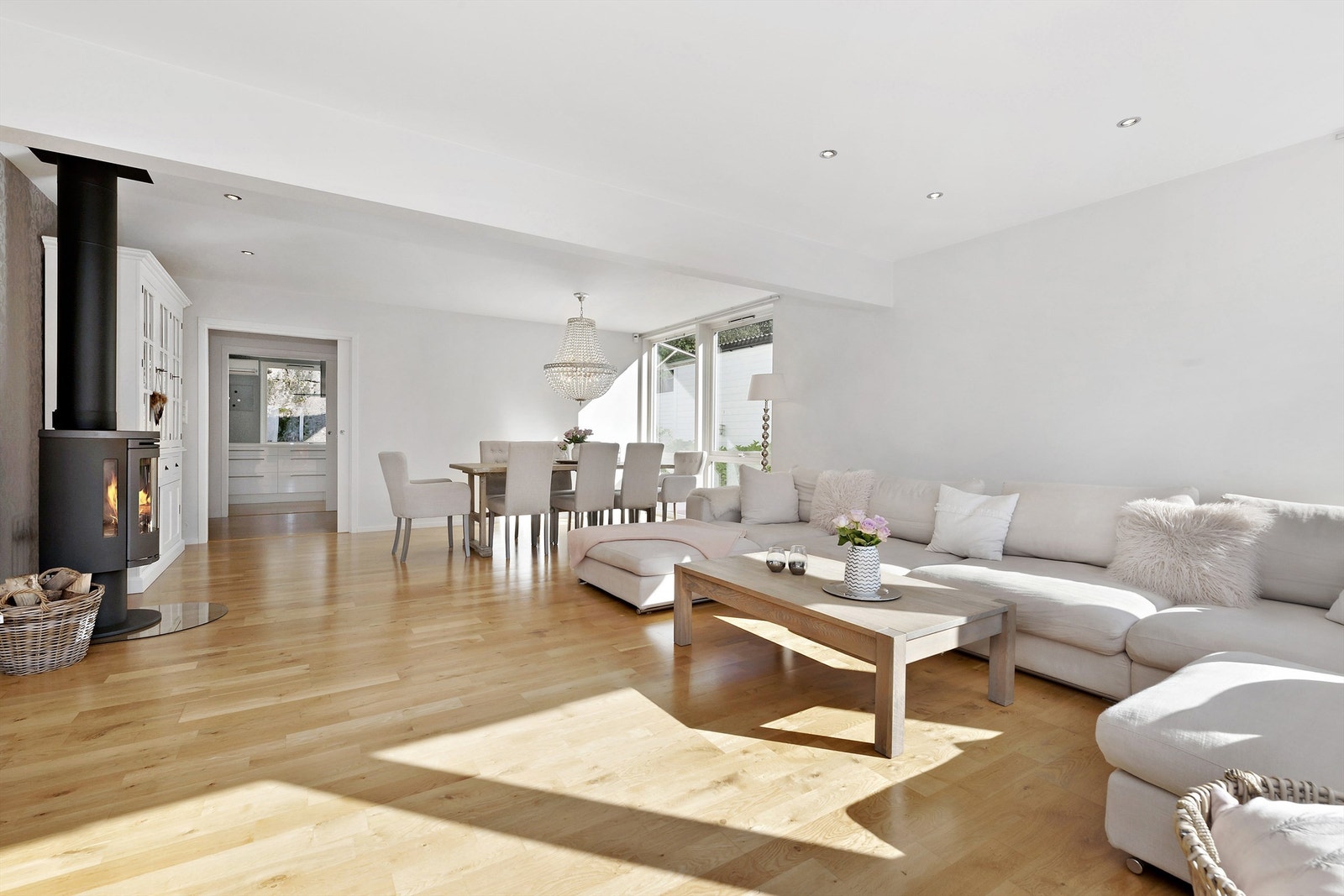 I den store stuen er det peisovn, nedfelte spotter og mange møbleringsmuligheter. Galleribilde