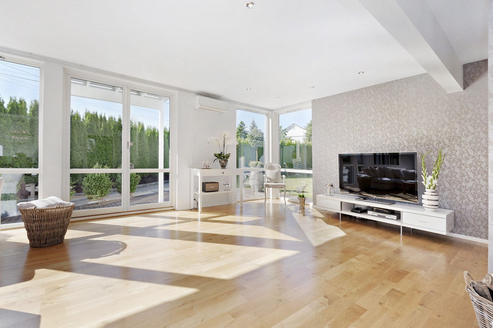 De store vindusflatene slipper rikelig med dagslys inn i stuen. Galleribilde