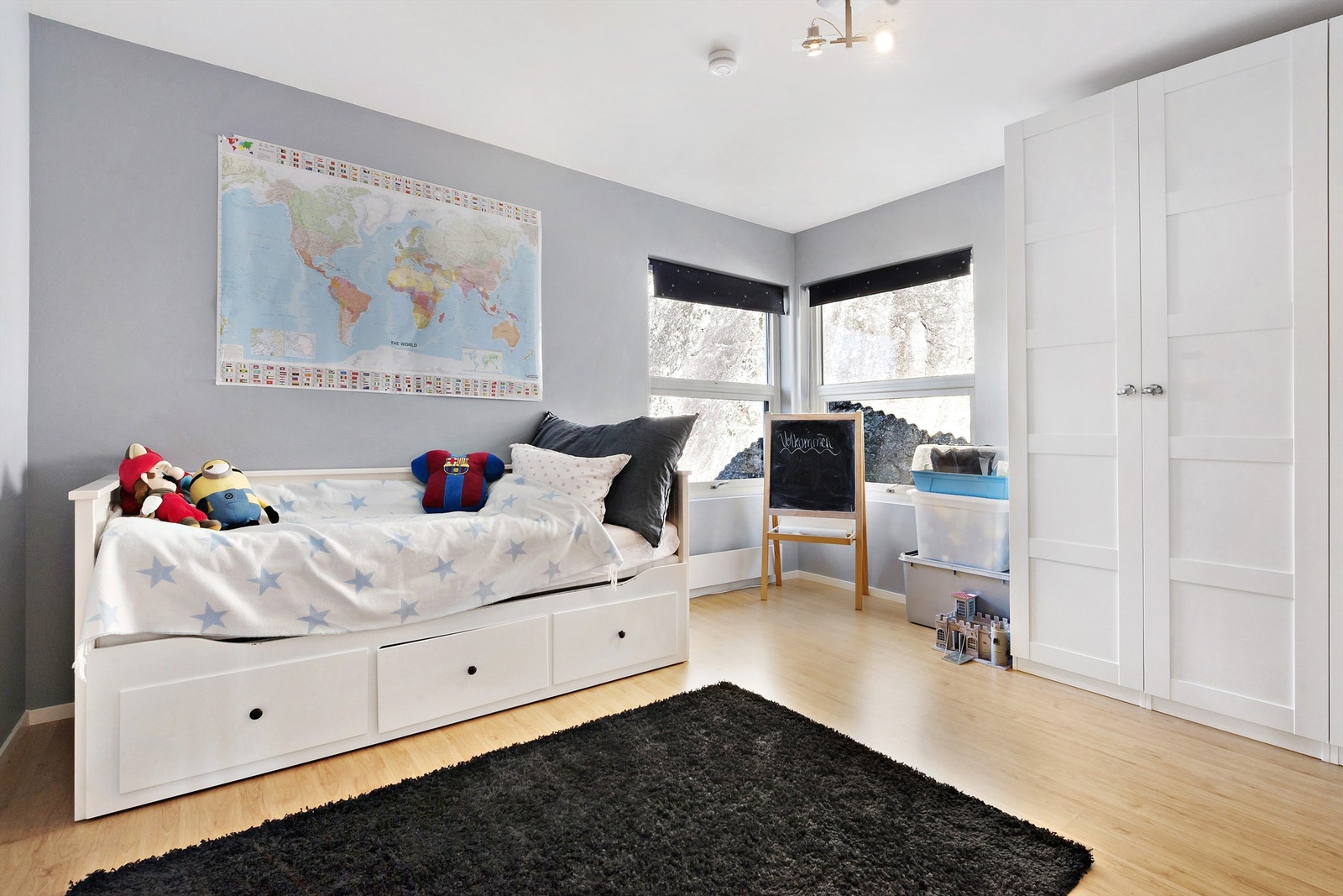 Ett av boligens hele fem romslige soverom. Galleribilde