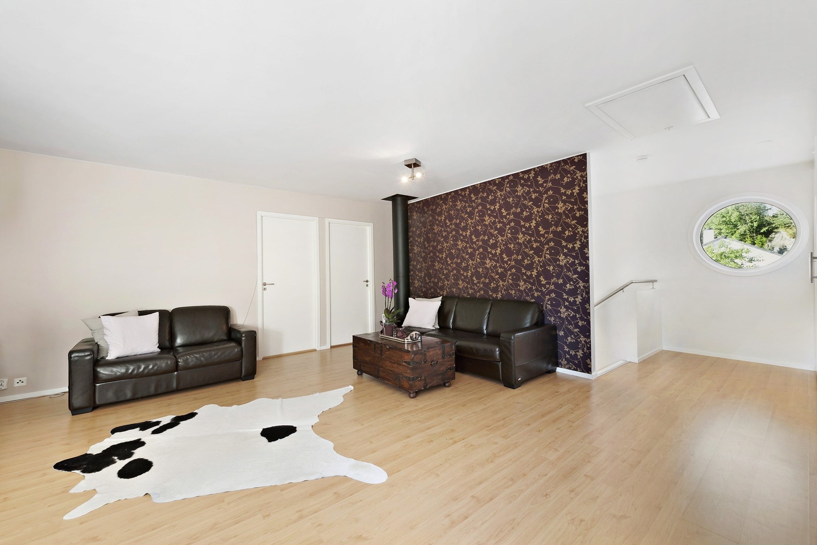 En av boligens 2 store flotte stuer, her i 2. etg. Galleribilde