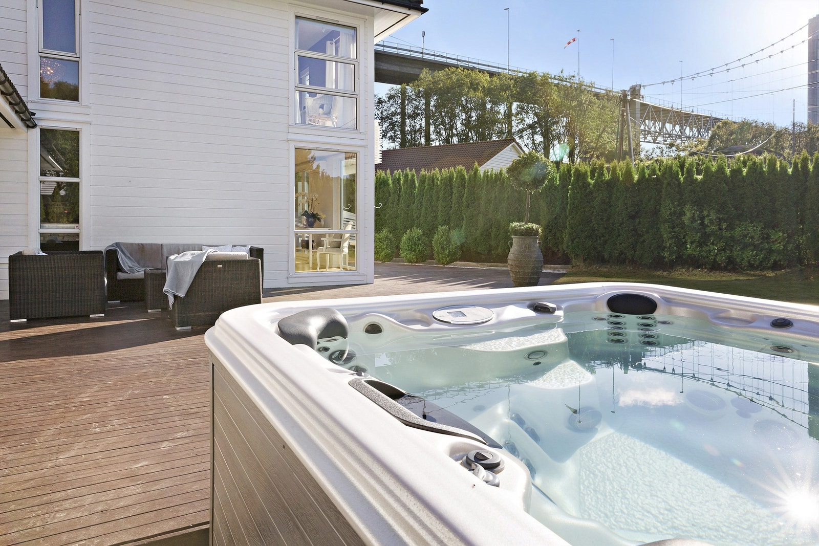 Her kan man nyte senere sommerkvelder i jacuzzien! Galleribilde
