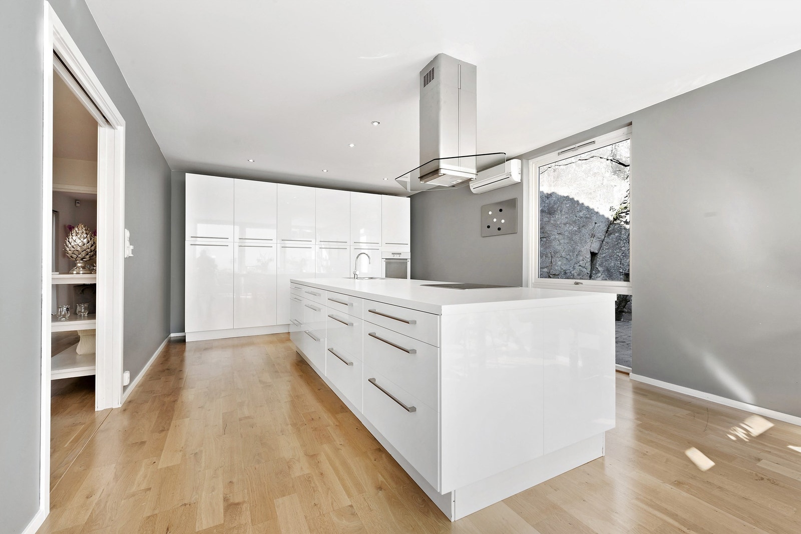 Flott og moderne kjøkkeninnredning fra IKEA. Integrerte hvitevarer som følger handelen: stekeovn, platetopp og kjøleskap. Galleribilde