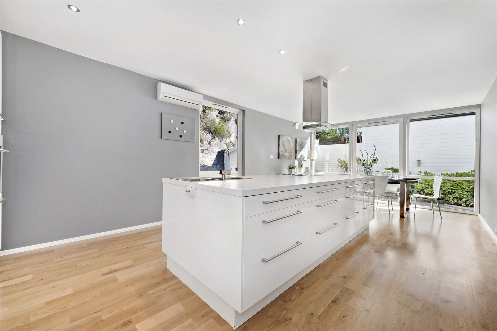 Stor og flott kjøkkenøy. Her kan kokken(e) brillijere. Galleribilde