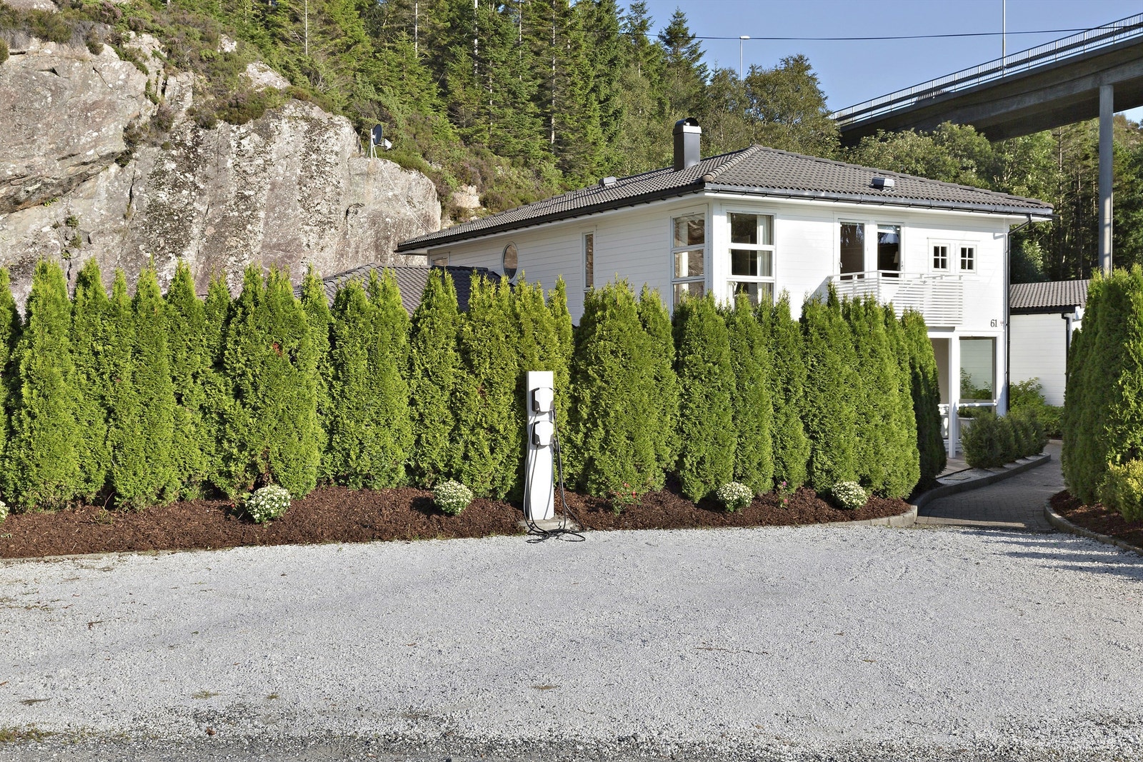 Boligen har to etablerte ladestasjoner for elbil på egen parkeringsplass. Galleribilde