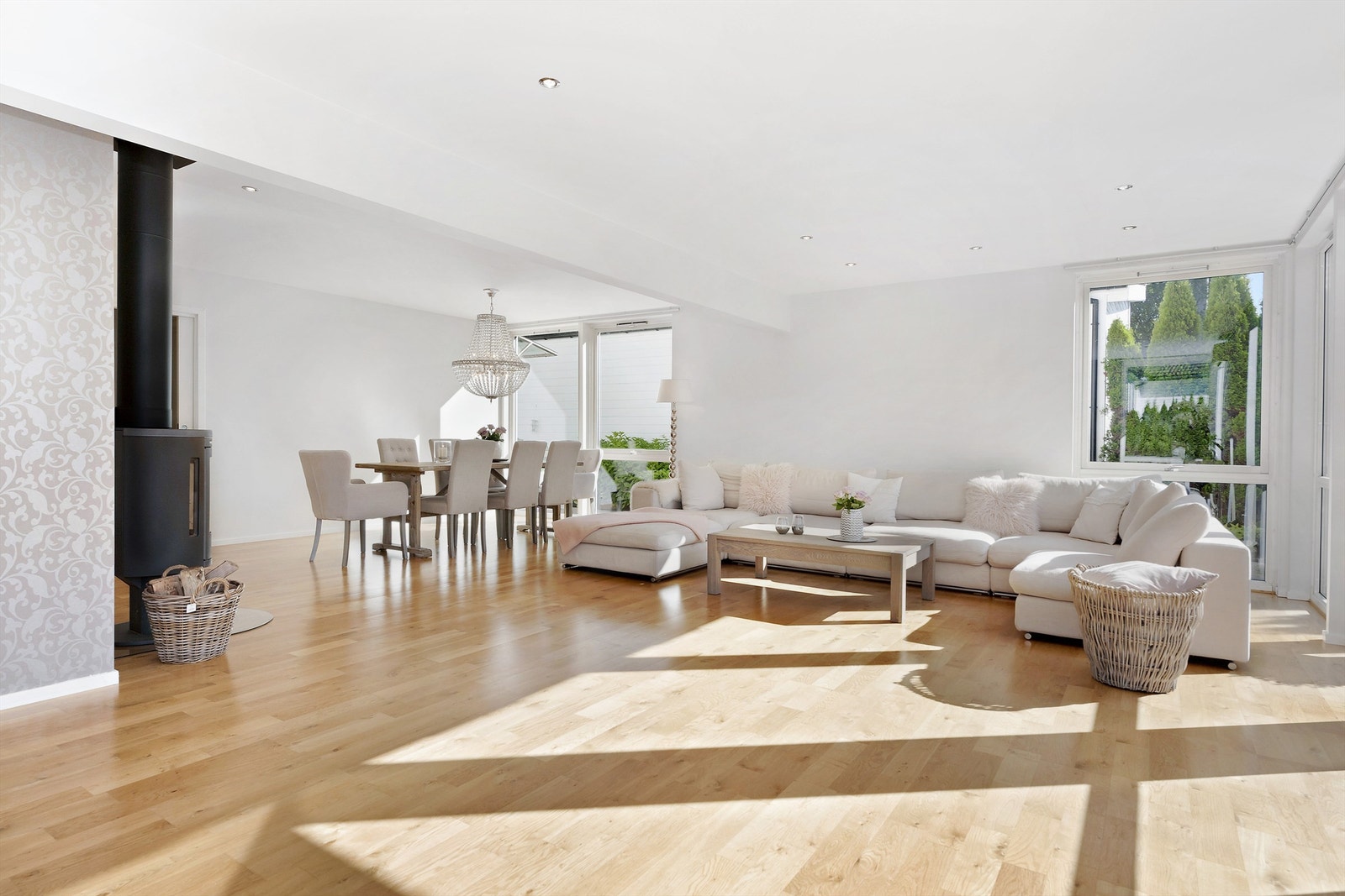 Stuen er av det romslige slaget og kan møbleres i forskjellige soner. Galleribilde