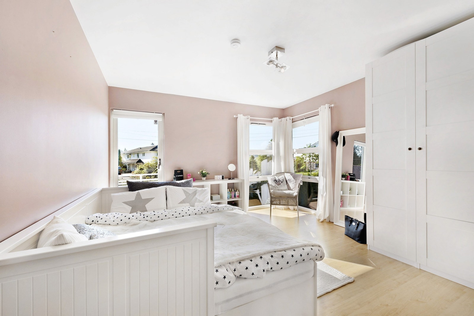 Lyst og flott soverom, med god plass til blant annet garderobe. Galleribilde
