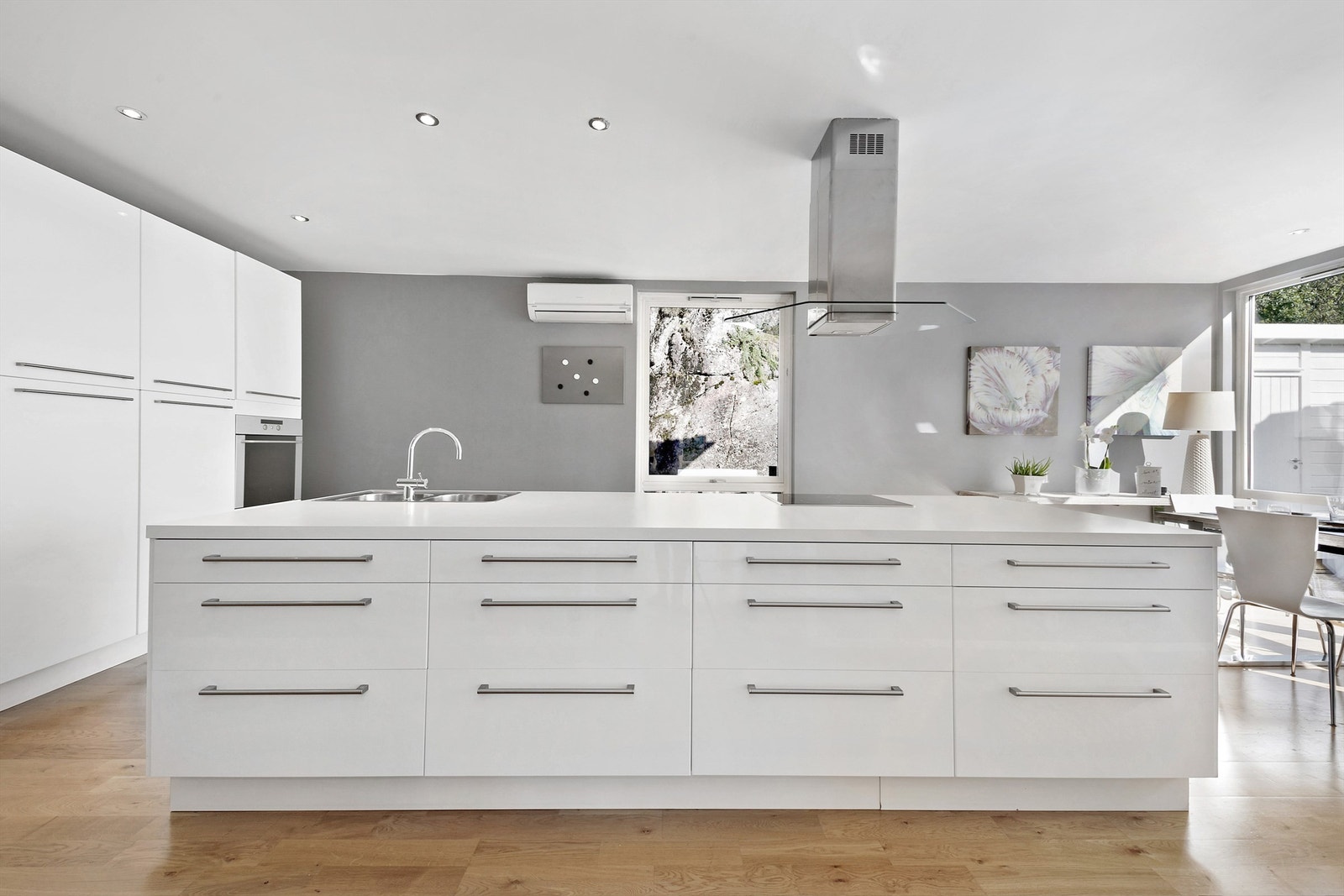 Stor og flott kjøkkenøy! Her kan man kommunisere med gjestene mens man kokkelerer. Galleribilde