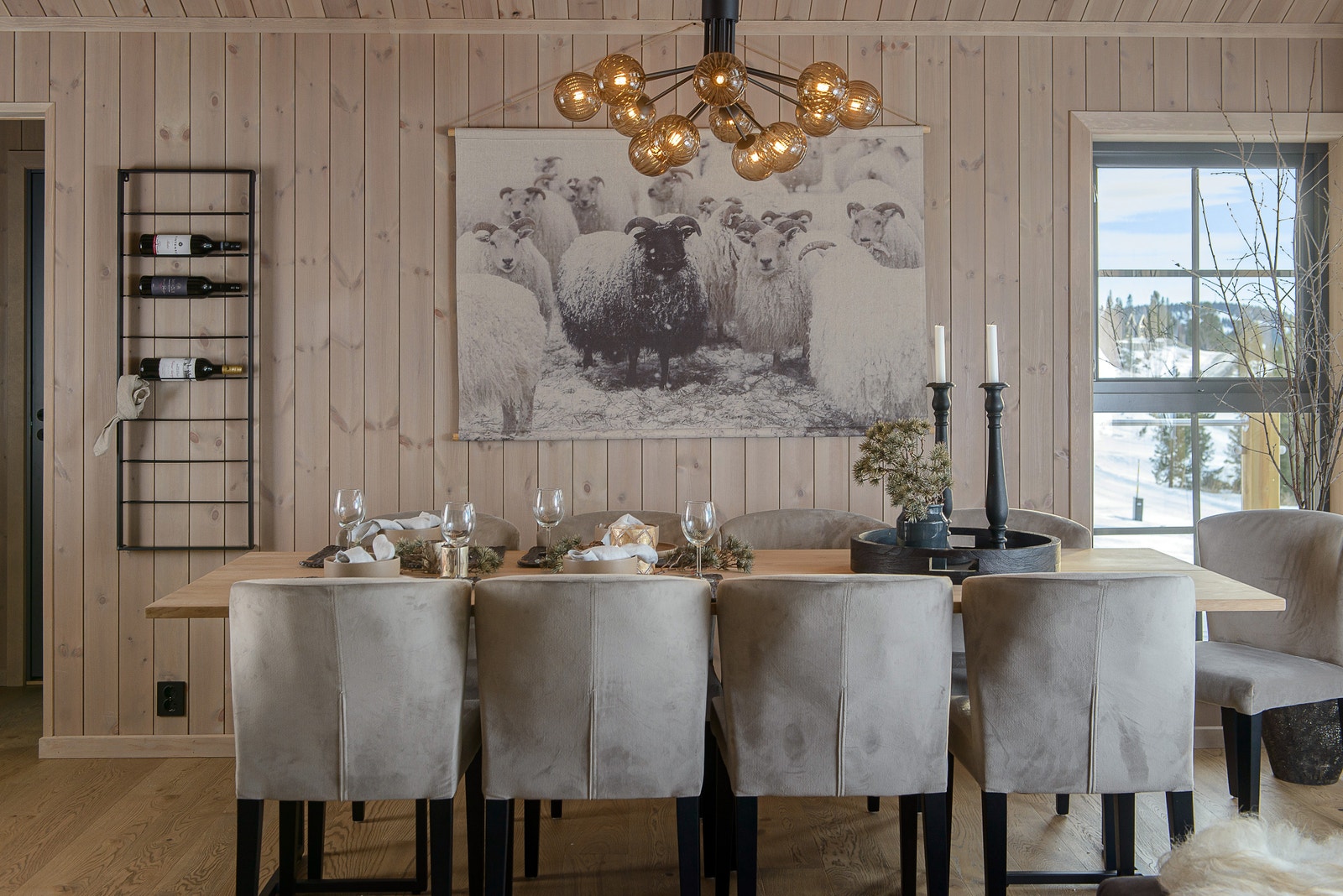 Interiørbilde fra Rå 106 fra ei tidligere visningshytte Galleribilde