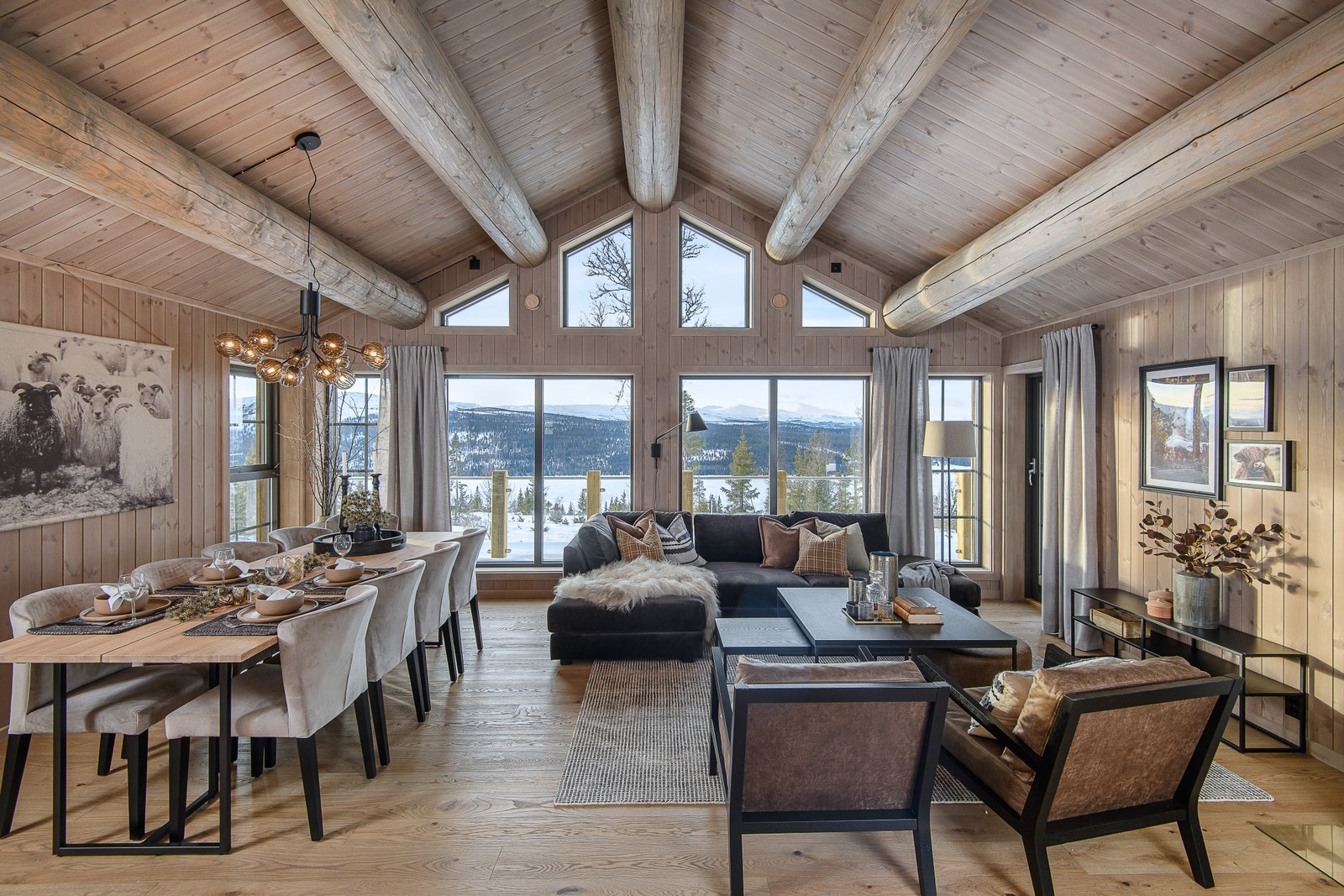 Interiørbilde fra Rå 106 fra ei tidligere visningshytte Galleribilde