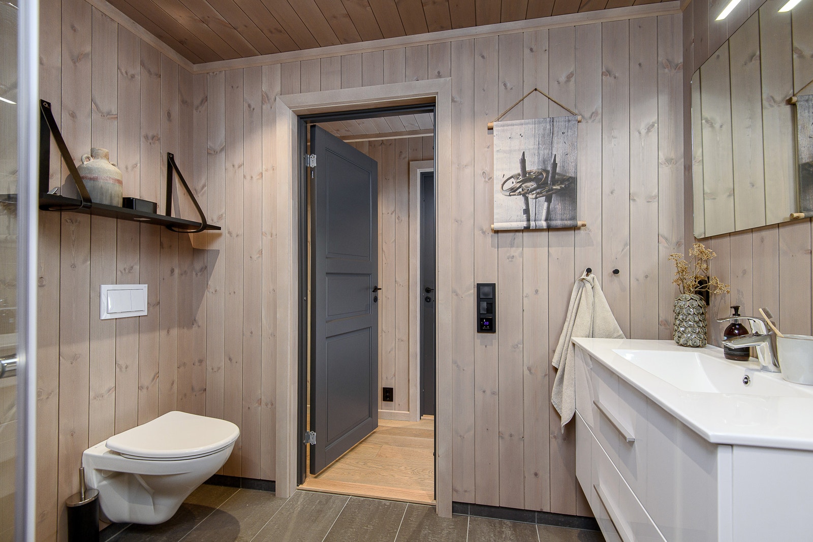 Innerdør, ytterdør og vinduer er malt i fargen S7500N Galleribilde