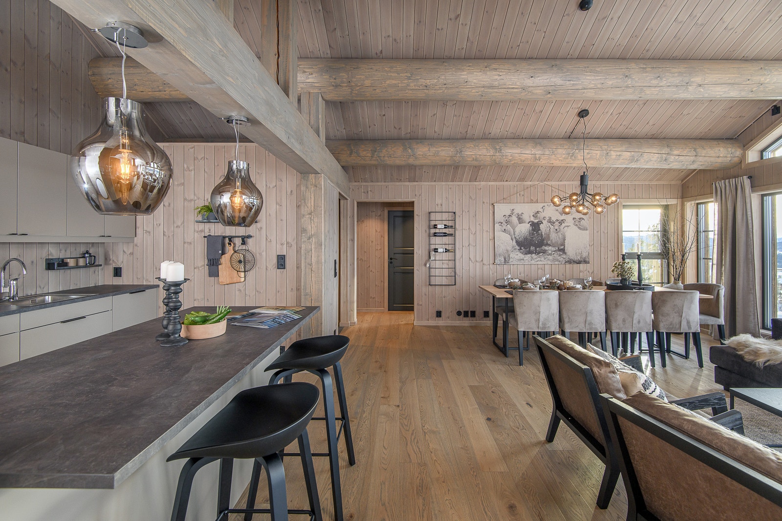 Interiørbilde fra Rå 106 fra ei tidligere visningshytte Galleribilde