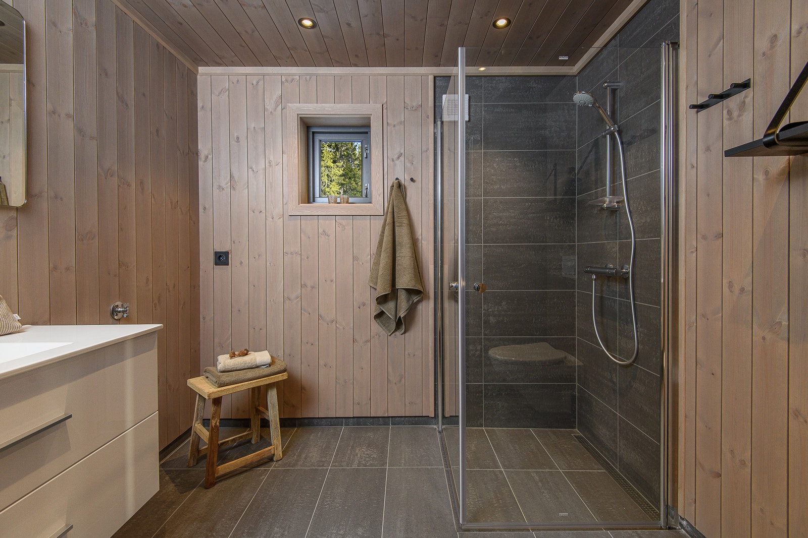 Flisene er vår standard leveranse Nortech, Antracite 30x60. Vegger og tak er beiset i fargen Tindegrå Galleribilde