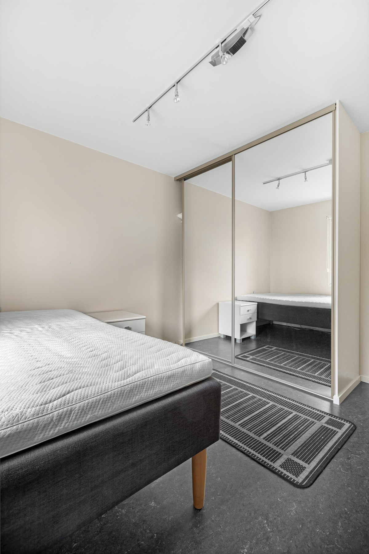 Praktisk skyvedørsgarderobe