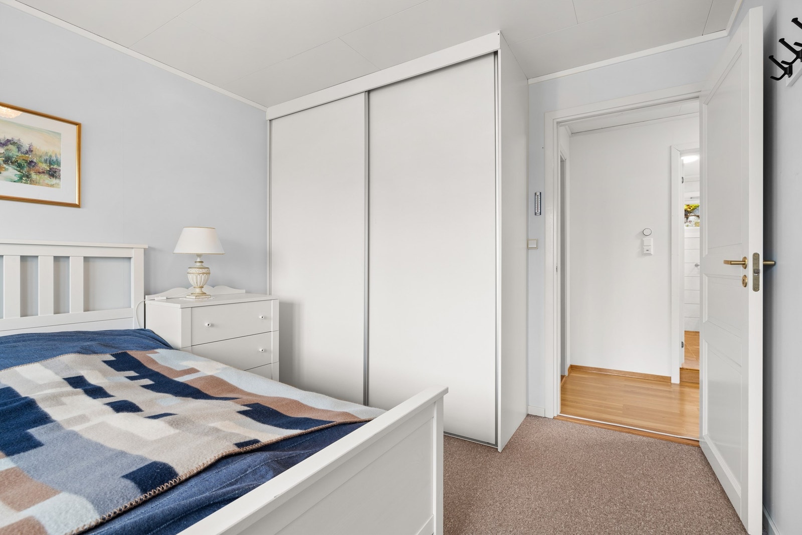 Hovedsoverommet har skyvedørsgarderobe, samt utgang til vestvendt terrasse Galleribilde
