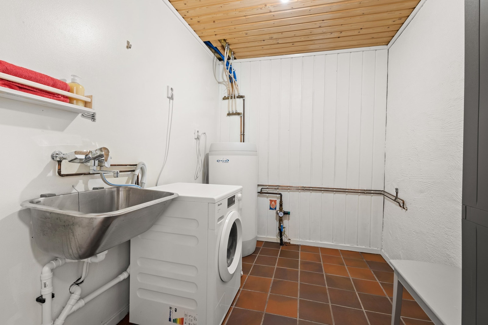 Vaskerom som er utrustet med fliser og varme i gulv. Utslagsvask i rustfritt stål, opplegg til vaskemaskin og tørketrommel, samt god plass til evt. å installere garderobeskap - kort sagt alt det du trenger og ønsker i et vaskerom Galleribilde