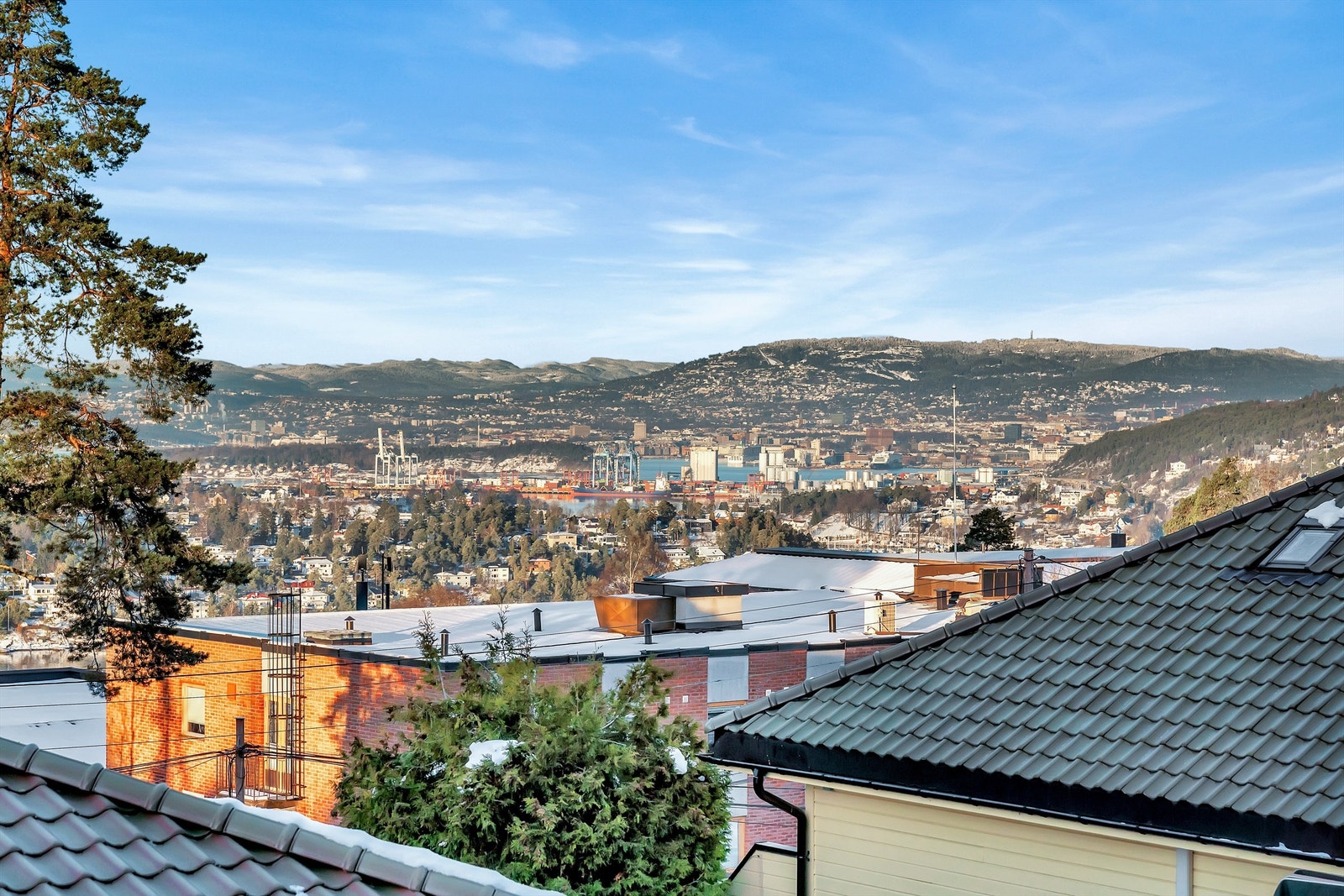 ... og inn mot Oslo by og Holmenkollen Galleribilde