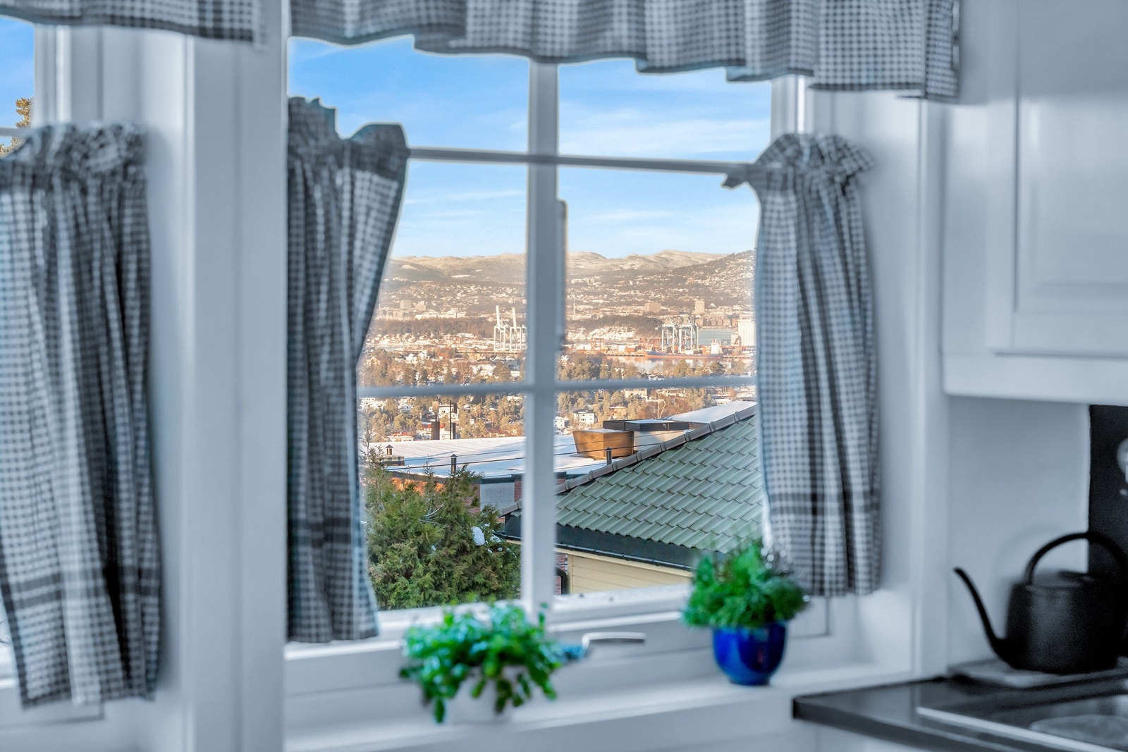 Flott utsikt fra de fleste oppholdsrom i 1. etasje Galleribilde