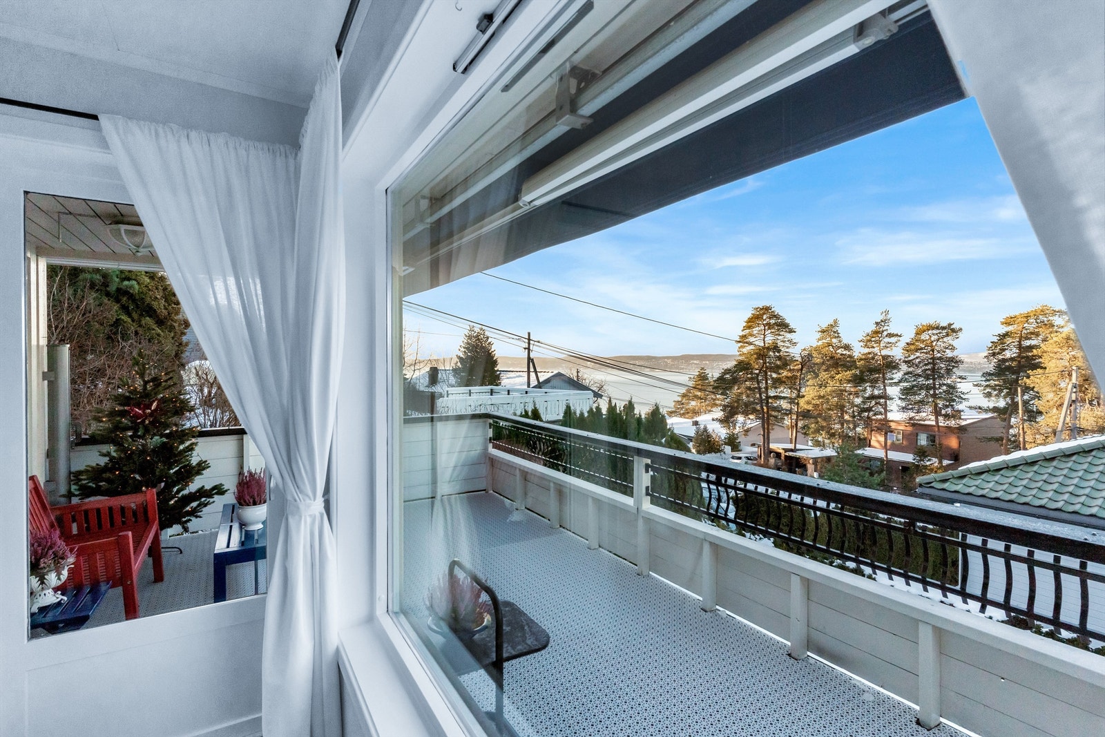 Utgang fra stue/spisestue til stor terrasse på 20 kvm. med flott utsikt mot fjorden Galleribilde