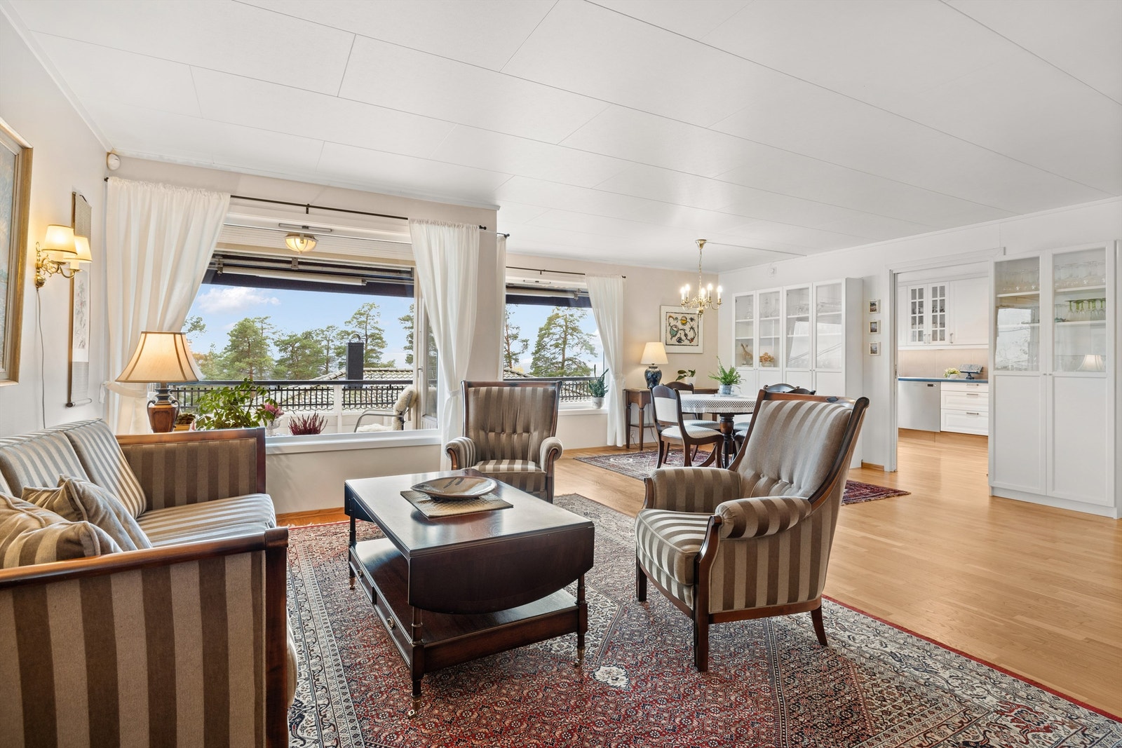 Her er det godt med plass til flere sittegrupper og spisebord. Om den rette anledningen byr seg, er det rikelig med plass til å dekke til et skikkelig langbord for sammenkomster for familie, slekt og venner Galleribilde