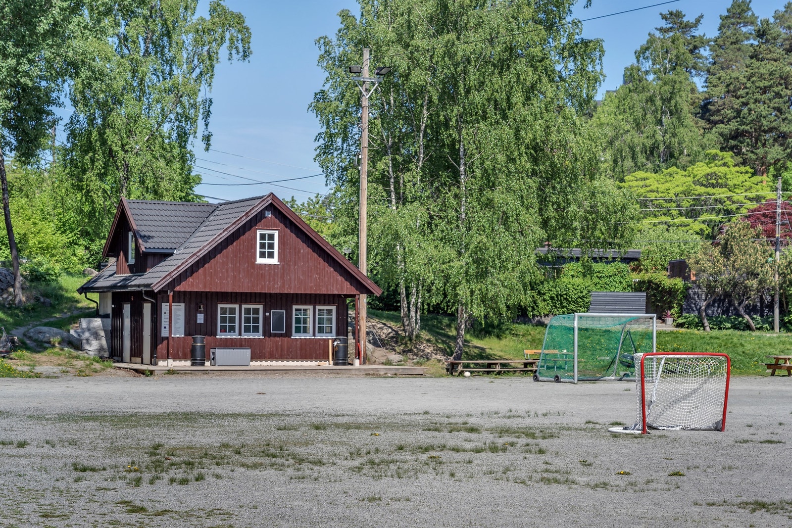 Kort vei til friområdet på Skredderjordet, med fotball/sandvolley om sommeren og skøytebane om vinteren Galleribilde