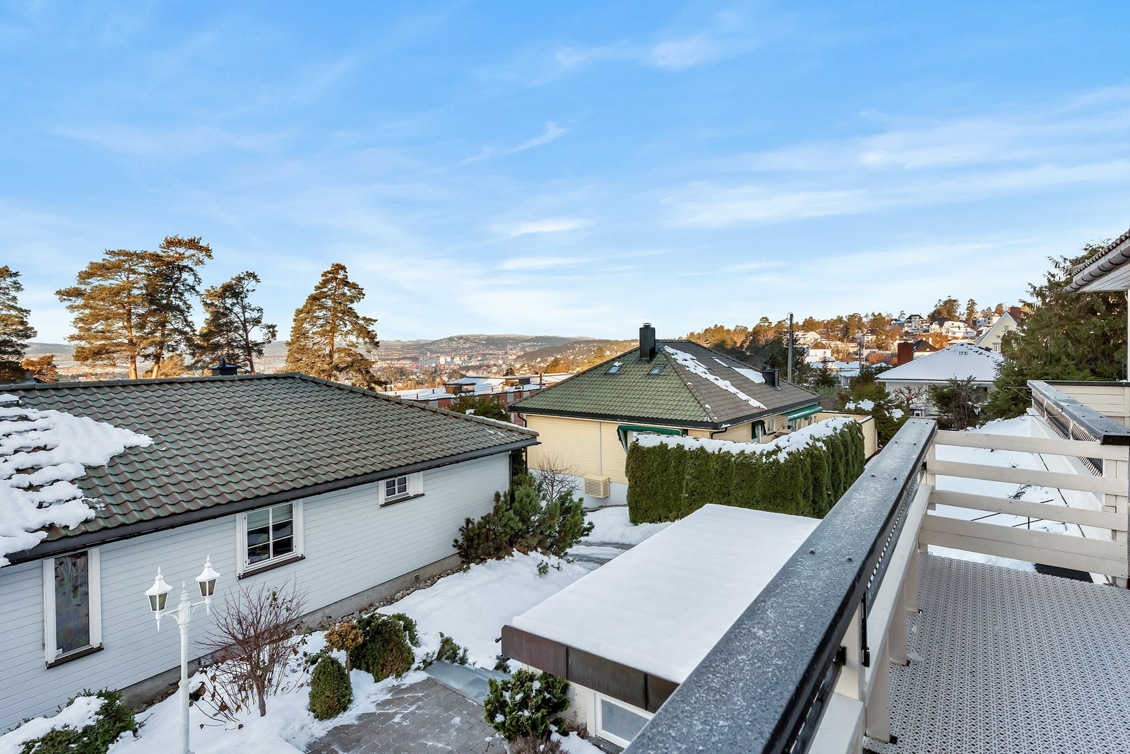 Terrassen går langs hele huset mot vest Galleribilde