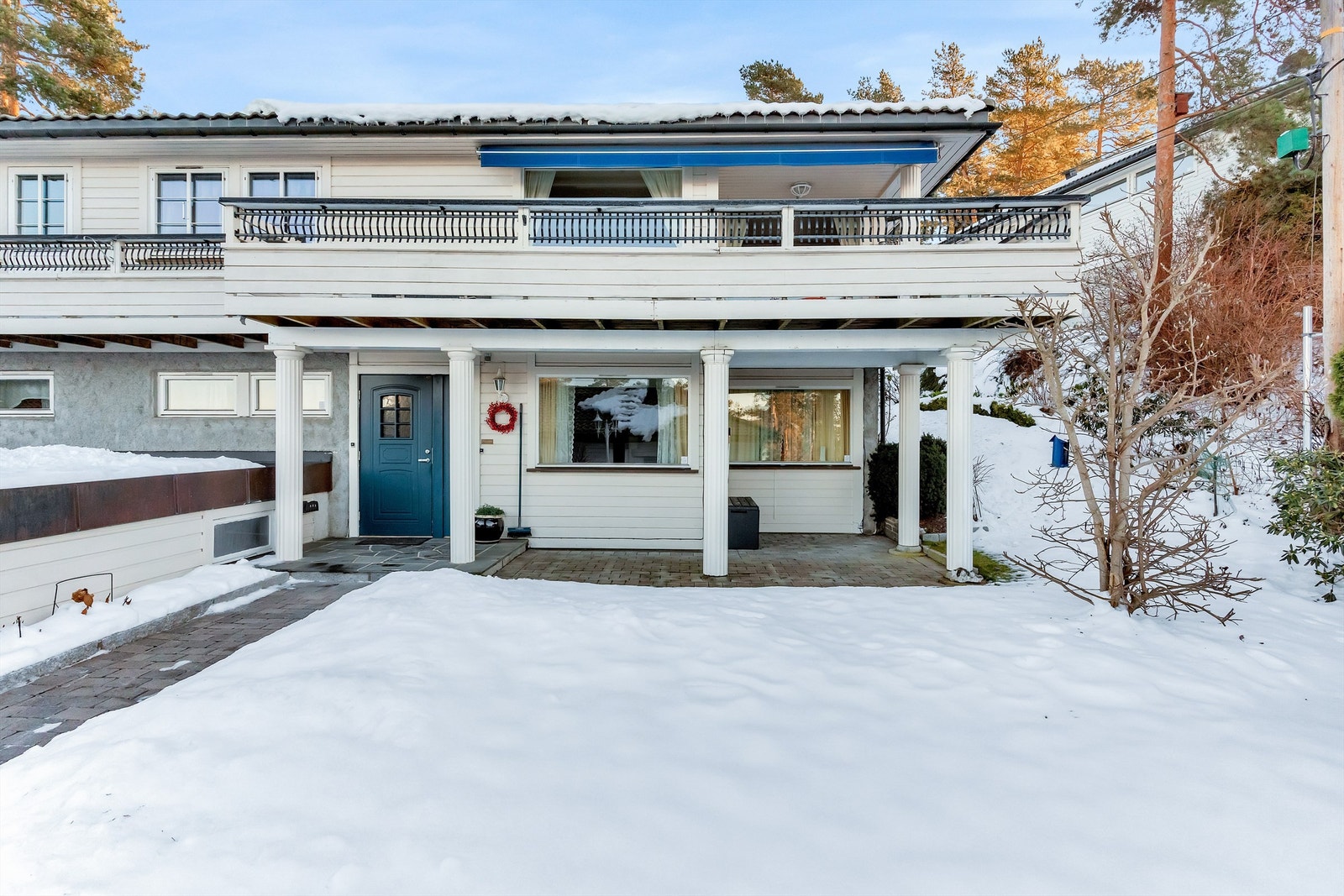 Bolig har en meget barnevennlig og trafikkskjermet beliggenhet, i andre husrekke fra vei, i et av byens mest attraktive og populære villaområder på Nordstrand. Fra eiendommen er det gangavstand til alt området og bydelen kan tilby Galleribilde