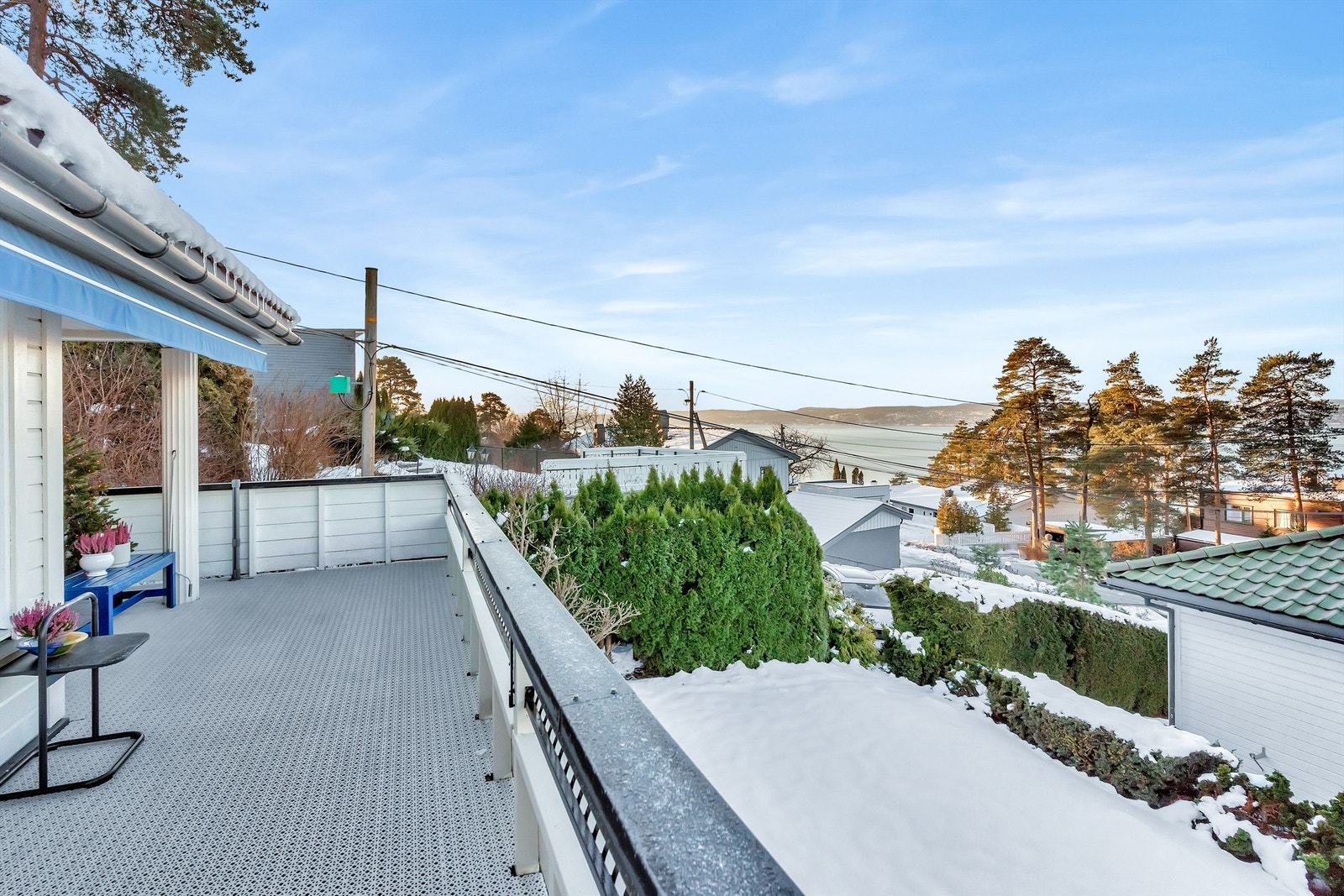 Terrassen innbyr til en flott uteplass å samle venner og familie på sommerdager. Flott utsikt mot fjorden, øyene .... Galleribilde