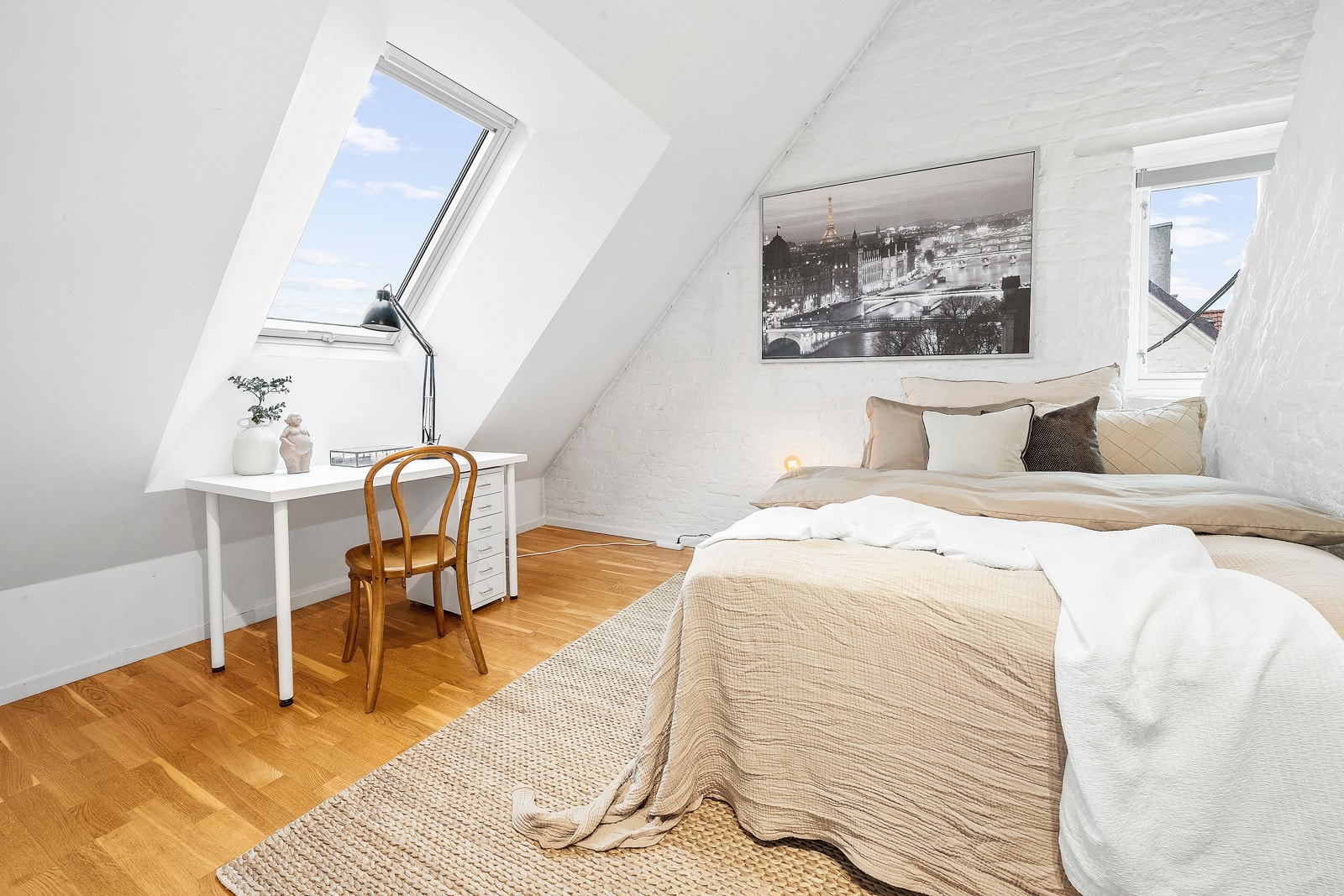 Begge rommene har god plass til seng, garderobeløsning og annet tilhørende møblement. Galleribilde