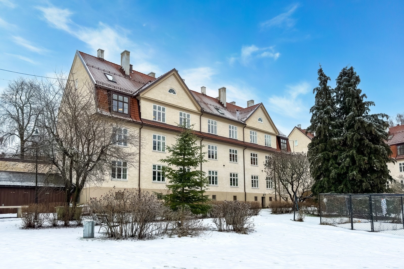 PrivatMegleren Park v/ Andrew Hemker har gleden av å presentere Armauer Hansens gate 4 B! Lindern Kvartal er et meget hyggelig sted å bo der det arrangeres julekonsert, korps for 17. Mai m.m. Galleribilde