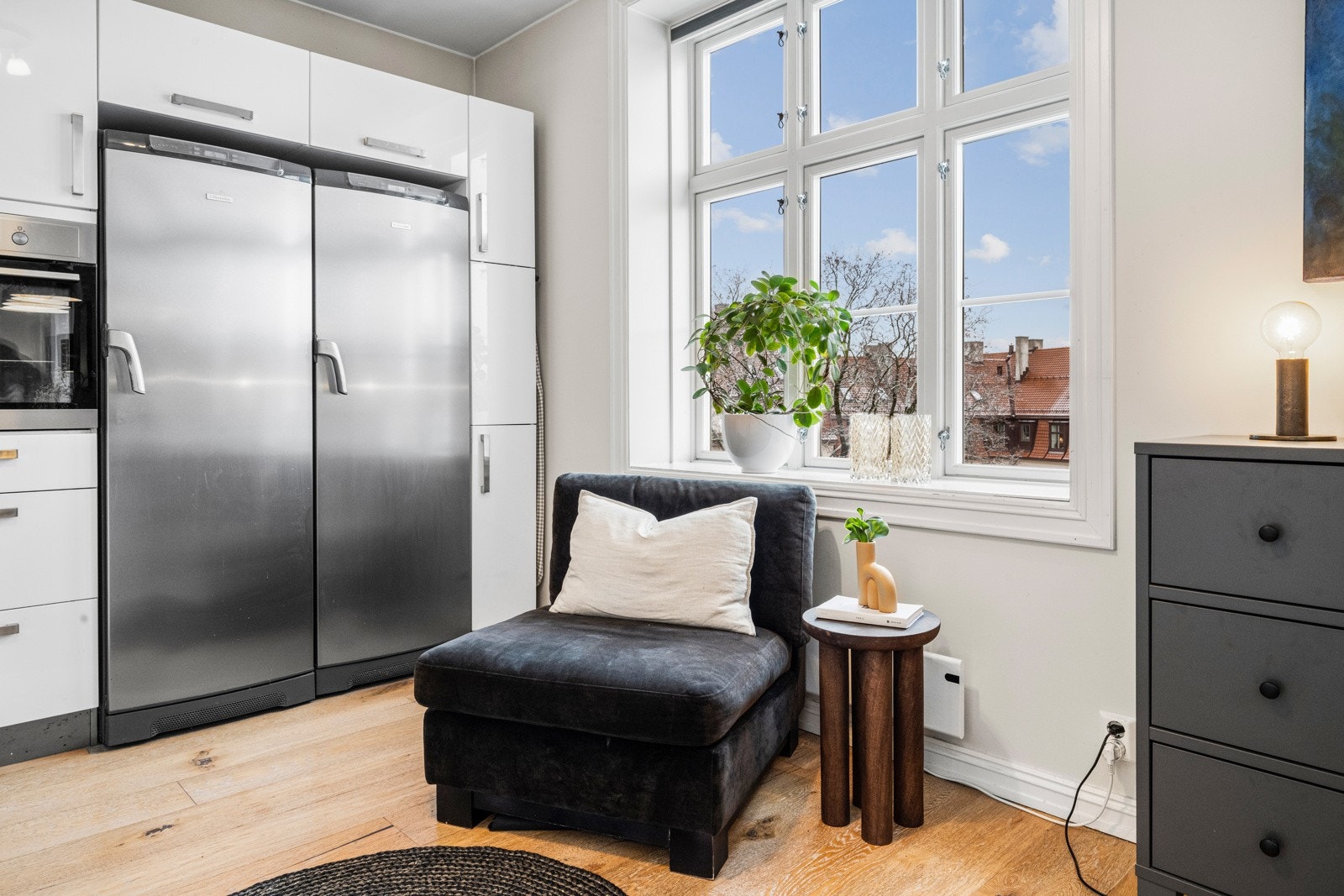 Plass til hyggelig lesekrok foran vinuet. Galleribilde
