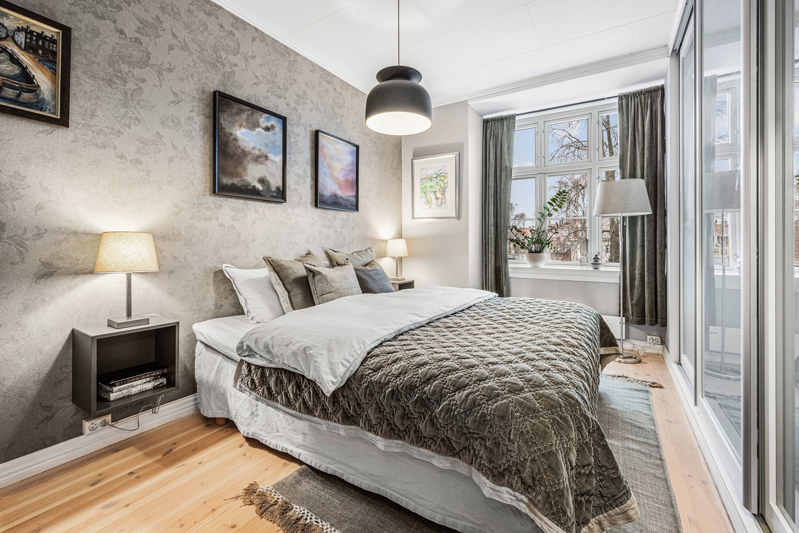 Hovedssoverom har stor skyvedørsgarderobe med meget god plass. Galleribilde