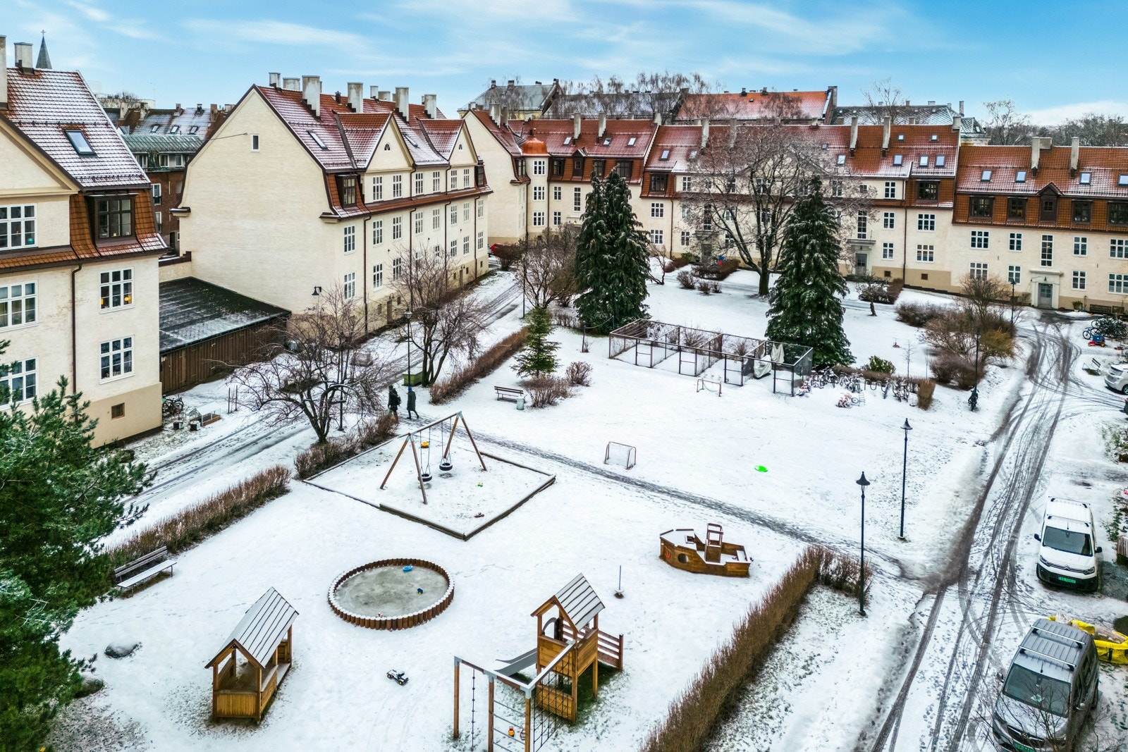 Hyggelig felles bakgård. Det er mange sitteplasser i den store barnevennlige bakgården. Lindern Kvartal 3 er et meget hyggelig sted å bo der det arrangeres julekonsert, korps for 17. Mai m Galleribilde