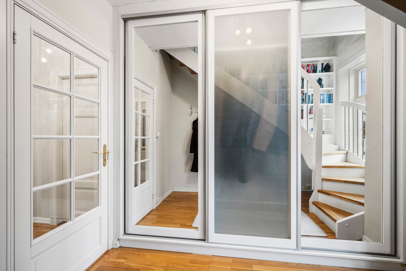 Det er godt med plass til oppheng av klær og plassering av sko i skyvedørsgarderobe i mellomgang. Galleribilde