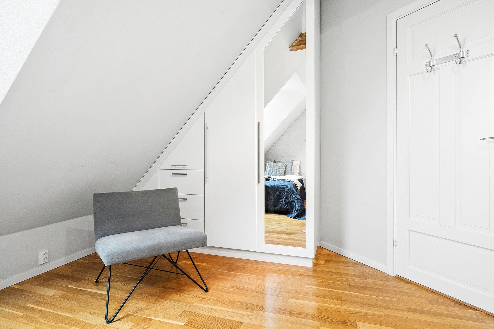 Plassbygget garderobe følger med salget. Galleribilde